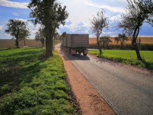 Landwirtschaftlicher Weg in Asphalt